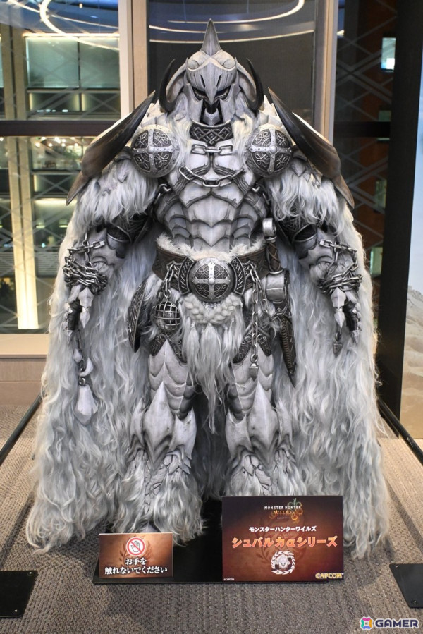 「モンスターハンターワイルズ」発売前夜イベントで辻本氏と西野さんがイャンクックに挑戦！ステージに実寸大の大タル爆弾が現れる場面もの画像