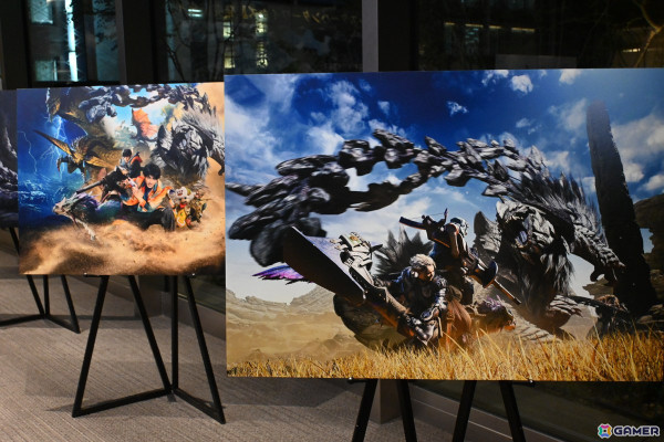 「モンスターハンターワイルズ」発売前夜イベントで辻本氏と西野さんがイャンクックに挑戦！ステージに実寸大の大タル爆弾が現れる場面もの画像