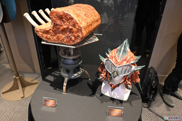 「モンスターハンターワイルズ」発売前夜イベントで辻本氏と西野さんがイャンクックに挑戦！ステージに実寸大の大タル爆弾が現れる場面もの画像