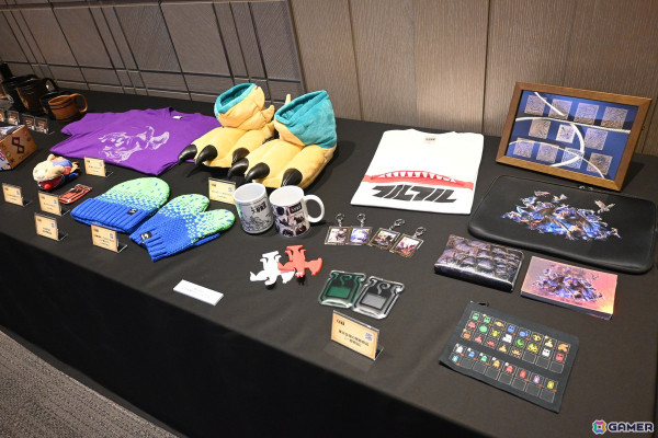 「モンスターハンターワイルズ」発売前夜イベントで辻本氏と西野さんがイャンクックに挑戦！ステージに実寸大の大タル爆弾が現れる場面もの画像