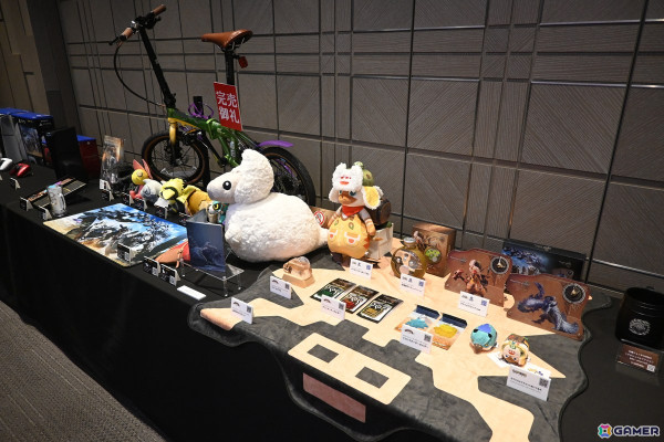 「モンスターハンターワイルズ」発売前夜イベントで辻本氏と西野さんがイャンクックに挑戦！ステージに実寸大の大タル爆弾が現れる場面もの画像