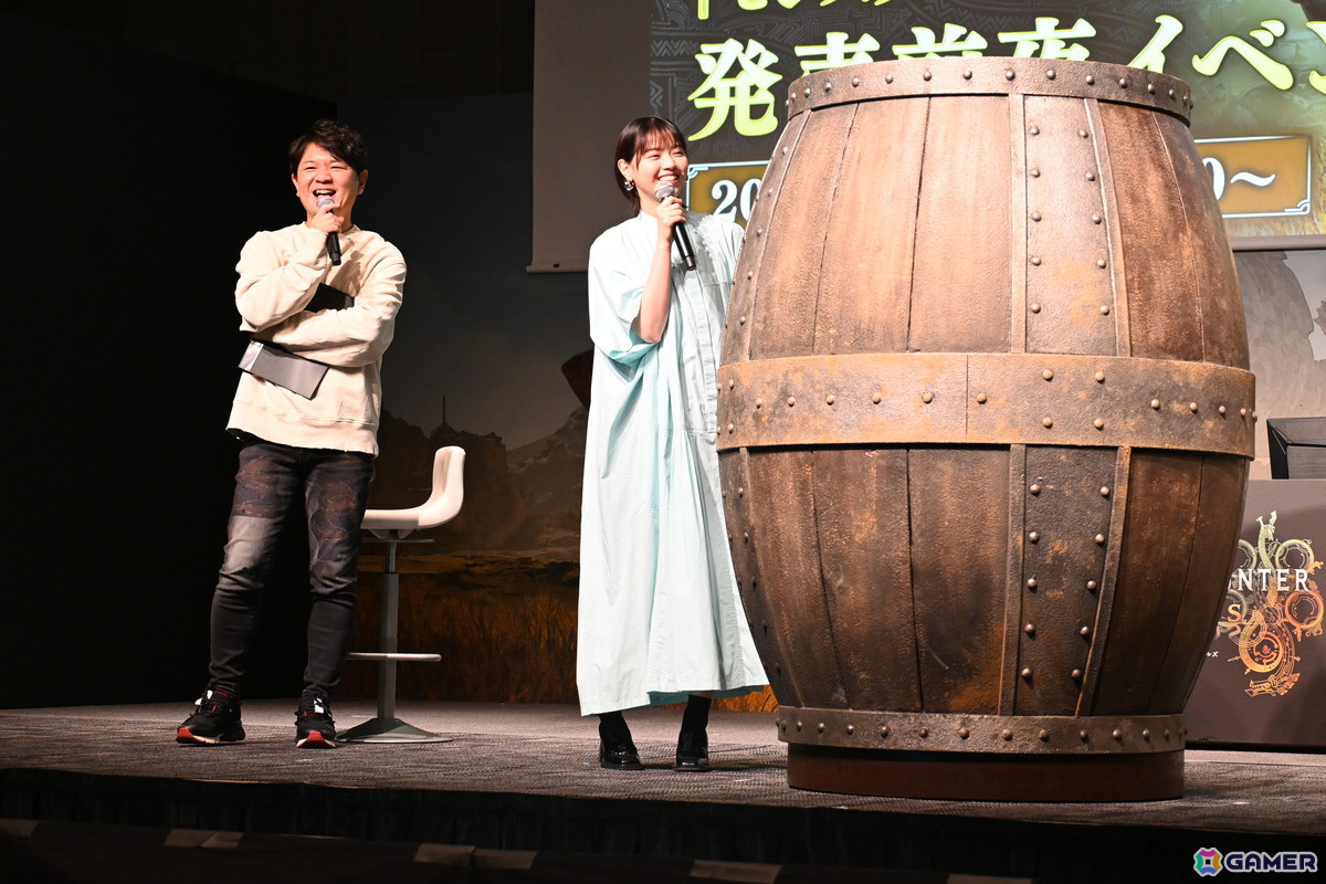 「モンスターハンターワイルズ」発売前夜イベントで辻本氏と西野さんがイャンクックに挑戦!ステージに実寸大の大タル爆弾が現れる場面もの画像