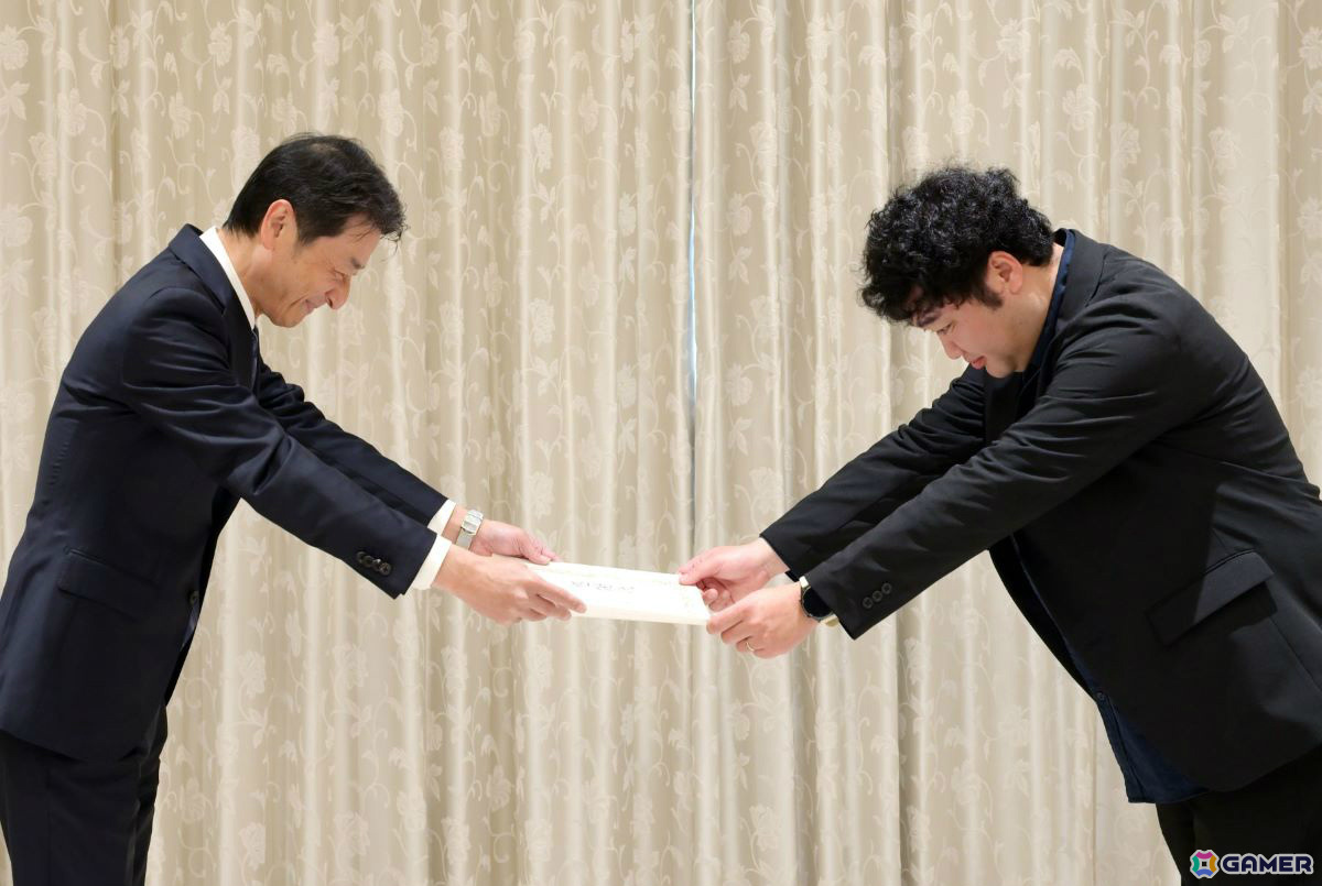 サイバーセキュリティ対策本部長から感謝状を受け取る「ユミアのアトリエ」細井順三プロデューサー