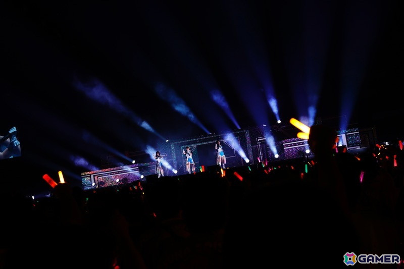 「シャニアニ2nd」のライブ「Over the prism」DAY2公演をレポート!「さあ舞い上がれ」「橙より未来」「星の数だけ」を印象的な演出とともに披露の画像