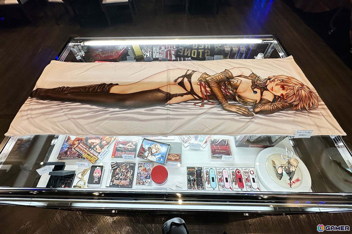 過去に販売またはイベントプレゼント用に制作されたグッズもガラスケースで展示されていた。