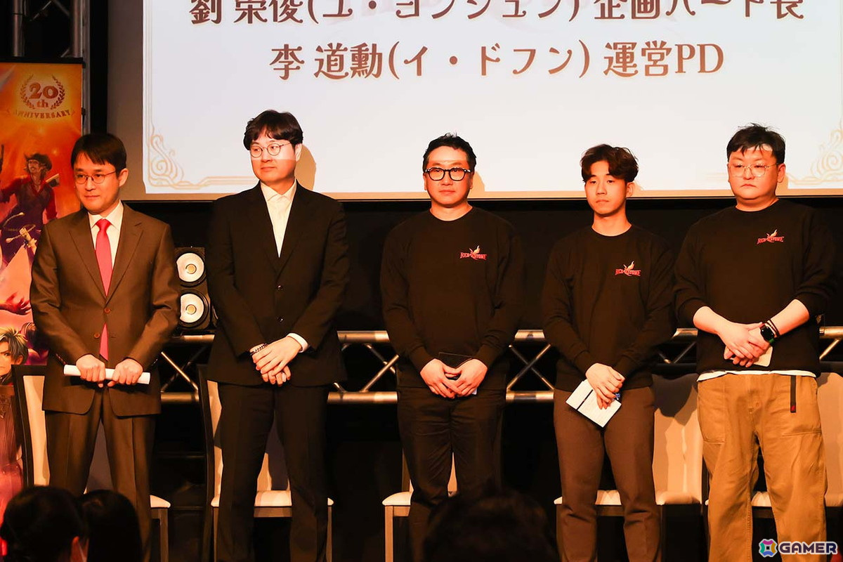 写真左からナム・テグォン代表、開発本部長のイ・ヨンチャン氏、企画チーム長のオ・スンジェ氏、企画パート長のユ・ヨンジュン氏、運営PDのイ・ドフン氏。