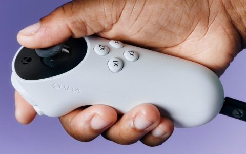 動作に制約のあるプレイヤーのための有線コントローラー「Xbox アダプティブ ジョイスティック」がMicrosoft Store限定で発売