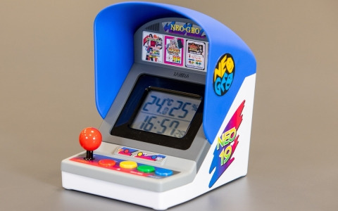 「NEOGEO」のアーケードきょう体をデザインしたデジタル温湿度計の商品化を目指すCFプロジェクトが実施！ゲーム関連曲や音声を再生できる機能を搭載