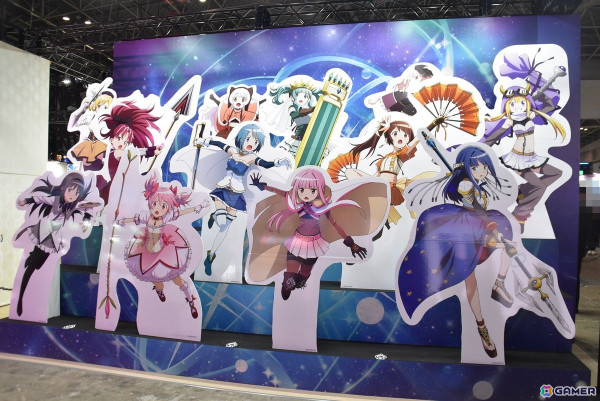 アルティメットまどかと悪魔ほむらが目印の「魔法少女まどか☆マギカ」ブース!3Dの魔法少女と一緒に撮影できるフォトスポットも【AnimeJapan 2025】の画像5