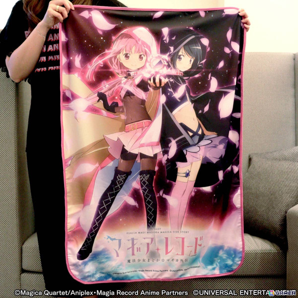 「スマスロ マギアレコード 魔法少女まどか☆マギカ外伝」のグッズが「UNI-MARKET」に登場！超巨大サイズのタペストリーなどもの画像