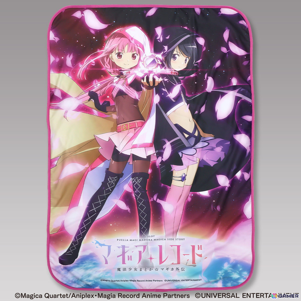 「スマスロ マギアレコード 魔法少女まどか☆マギカ外伝」のグッズが「UNI-MARKET」に登場！超巨大サイズのタペストリーなどもの画像