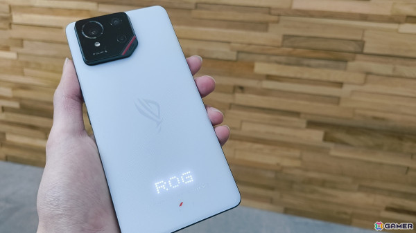 ASUS「ROG Phone 9」をレビュー！スマホとは思えない高性能スペックと光る背面パネルが魅力の本格ゲーミングスマホの画像1