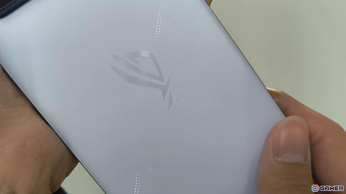 ASUS「ROG Phone 9」をレビュー！スマホとは思えない高性能スペックと光る背面パネルが魅力の本格ゲーミングスマホの画像