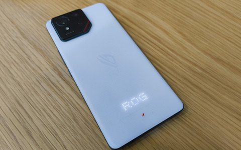 ASUS「ROG Phone 9」をレビュー！スマホとは思えない高性能スペックと光る背面パネルが魅力の本格ゲーミングスマホ