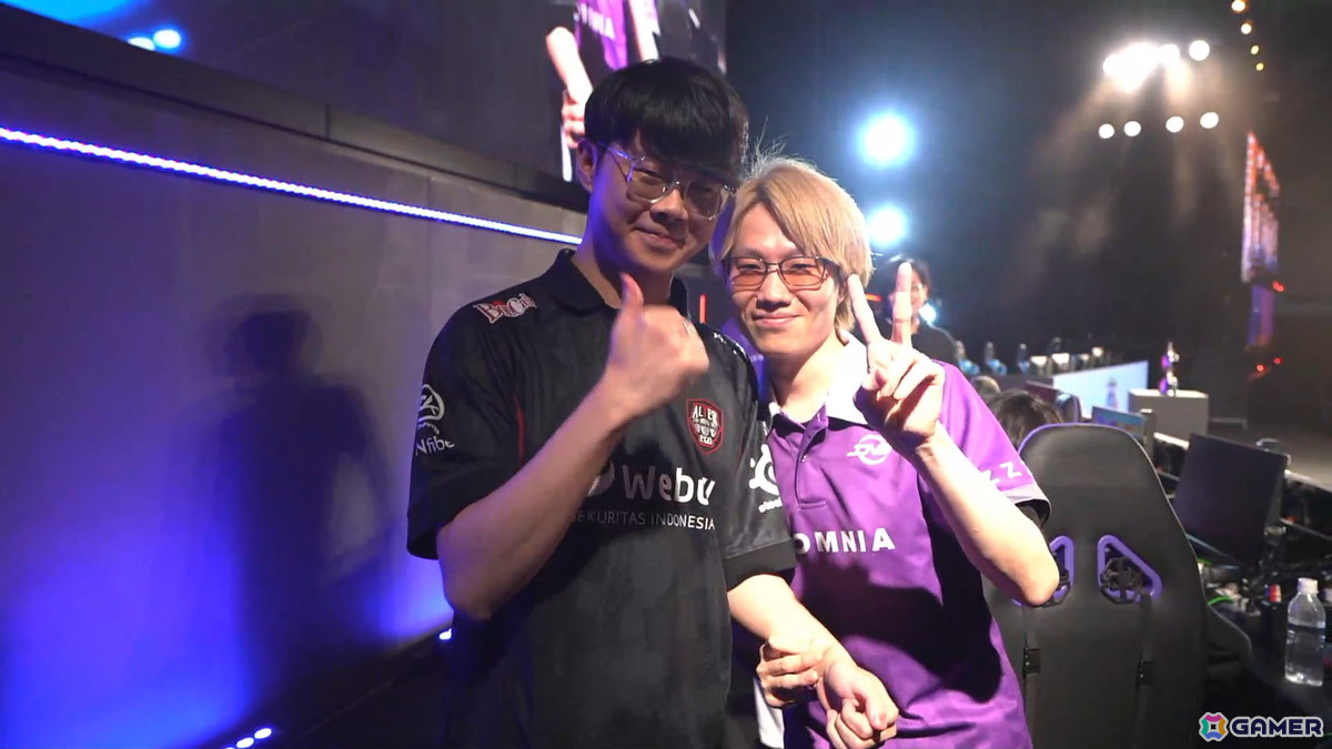 最終試合後もお互いに健闘を称えるINSOMNIA:Obuyan選手とAlter Ego:ZzzRay選手