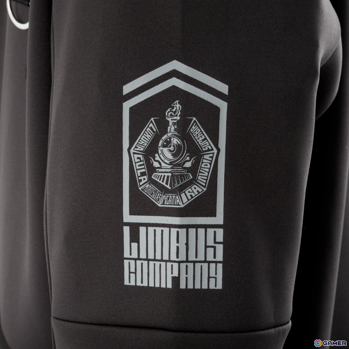「Limbus Company」囚人たちの制服をアレンジしたアウターや13名のモチーフが詰まったスマホストラップ＆フォンタブが登場！の画像18