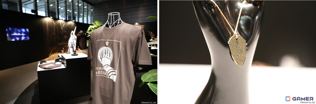 左:「Wizardry Variants Daphne」「Tシャツ(逆転の右手)」の展示<br />右:「Wizardry Variants Daphne」「認識票メタルタグ:無等級」の展示