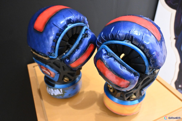 「Apex Legends Gallery ＋ POP UP STORE」内覧会でスパレジェや武器のレプリカ展示に興味津々！小さなサイズ感で可愛らしいネッシーのキーホルダーにも一目ぼれの画像