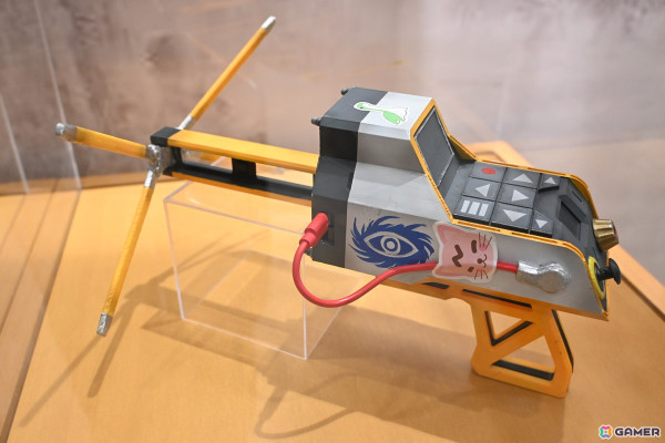 「Apex Legends Gallery ＋ POP UP STORE」内覧会でスパレジェや武器のレプリカ展示に興味津々！小さなサイズ感で可愛らしいネッシーのキーホルダーにも一目ぼれの画像
