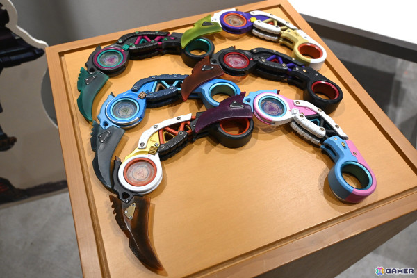 「Apex Legends Gallery ＋ POP UP STORE」内覧会でスパレジェや武器のレプリカ展示に興味津々！小さなサイズ感で可愛らしいネッシーのキーホルダーにも一目ぼれの画像