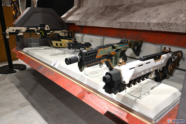 「Apex Legends Gallery ＋ POP UP STORE」内覧会でスパレジェや武器のレプリカ展示に興味津々！小さなサイズ感で可愛らしいネッシーのキーホルダーにも一目ぼれの画像13