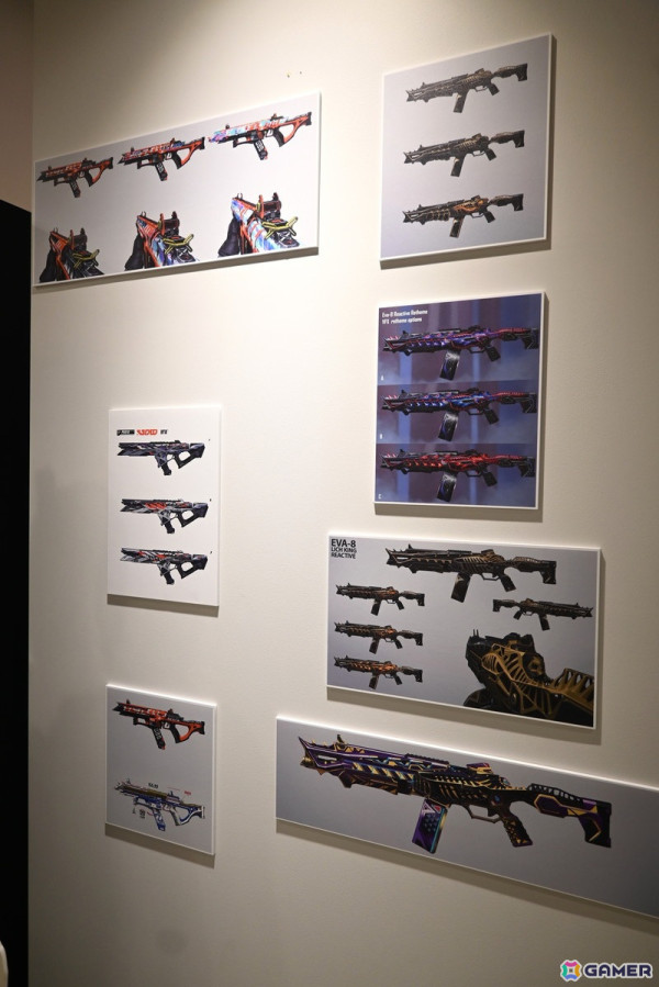 「Apex Legends Gallery ＋ POP UP STORE」内覧会でスパレジェや武器のレプリカ展示に興味津々！小さなサイズ感で可愛らしいネッシーのキーホルダーにも一目ぼれの画像