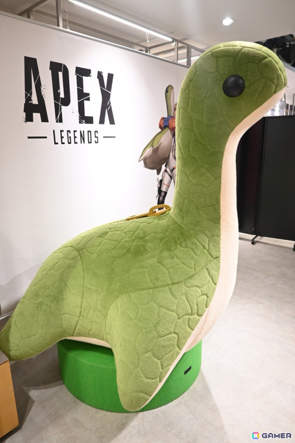 「Apex Legends Gallery ＋ POP UP STORE」内覧会でスパレジェや武器のレプリカ展示に興味津々！小さなサイズ感で可愛らしいネッシーのキーホルダーにも一目ぼれの画像