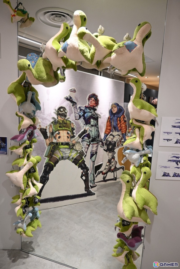 「Apex Legends Gallery ＋ POP UP STORE」内覧会でスパレジェや武器のレプリカ展示に興味津々！小さなサイズ感で可愛らしいネッシーのキーホルダーにも一目ぼれの画像