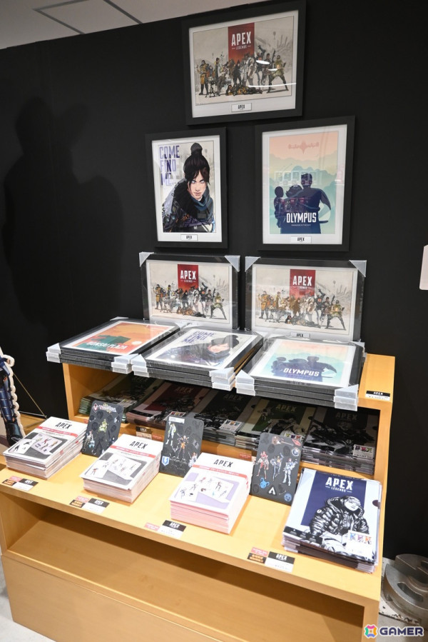 「Apex Legends Gallery ＋ POP UP STORE」内覧会でスパレジェや武器のレプリカ展示に興味津々！小さなサイズ感で可愛らしいネッシーのキーホルダーにも一目ぼれの画像