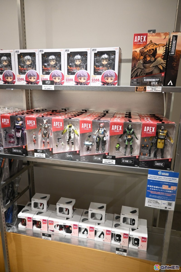 「Apex Legends Gallery ＋ POP UP STORE」内覧会でスパレジェや武器のレプリカ展示に興味津々！小さなサイズ感で可愛らしいネッシーのキーホルダーにも一目ぼれの画像