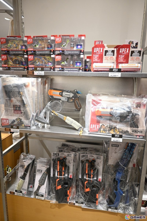 「Apex Legends Gallery ＋ POP UP STORE」内覧会でスパレジェや武器のレプリカ展示に興味津々！小さなサイズ感で可愛らしいネッシーのキーホルダーにも一目ぼれの画像