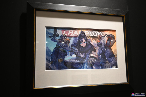 「Apex Legends Gallery ＋ POP UP STORE」内覧会でスパレジェや武器のレプリカ展示に興味津々！小さなサイズ感で可愛らしいネッシーのキーホルダーにも一目ぼれの画像5