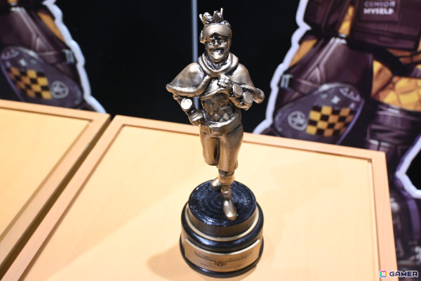 「Apex Legends Gallery ＋ POP UP STORE」内覧会でスパレジェや武器のレプリカ展示に興味津々！小さなサイズ感で可愛らしいネッシーのキーホルダーにも一目ぼれの画像