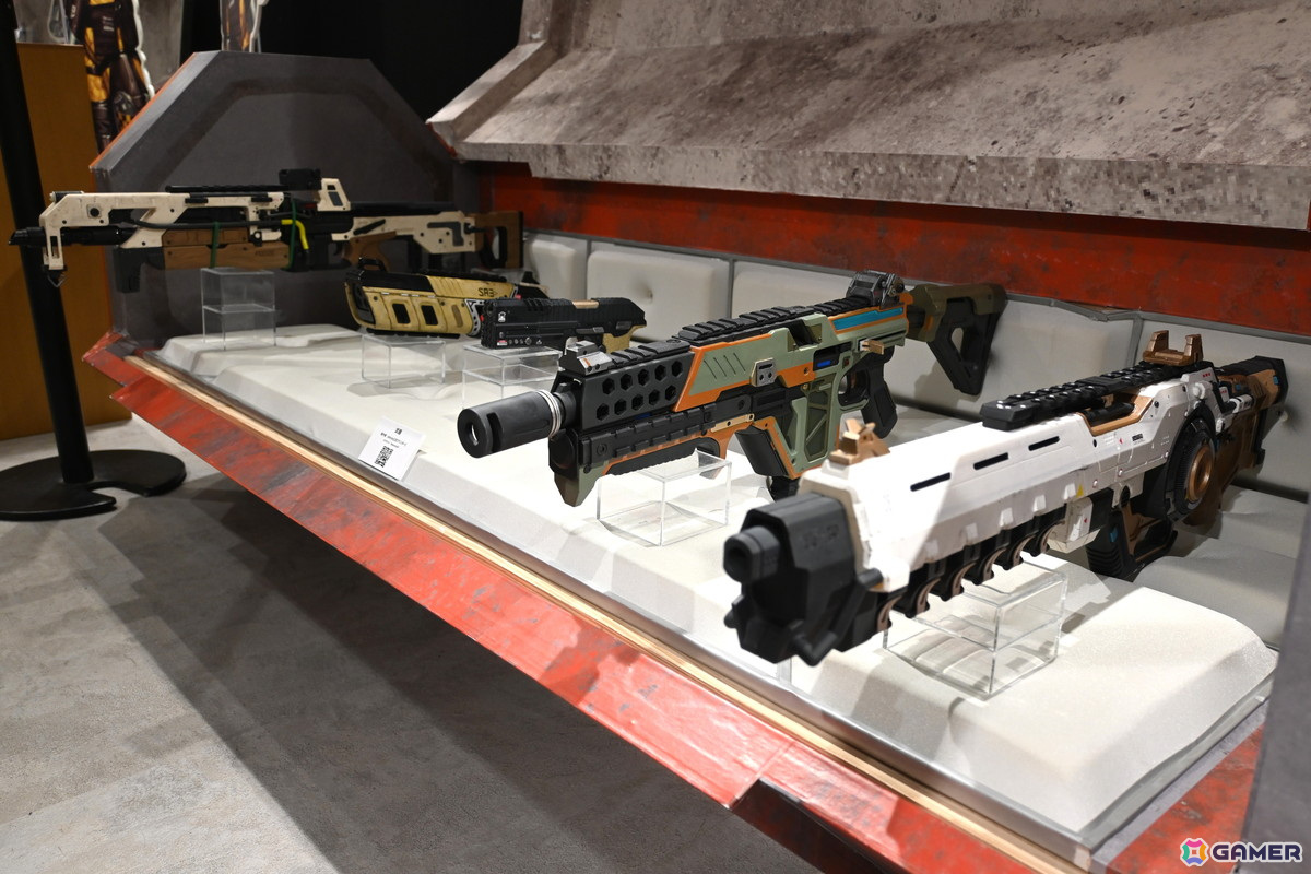 「Apex Legends Gallery ＋ POP UP STORE」内覧会でスパレジェや武器のレプリカ展示に興味津々！小さなサイズ感で可愛らしいネッシーのキーホルダーにも一目ぼれの画像
