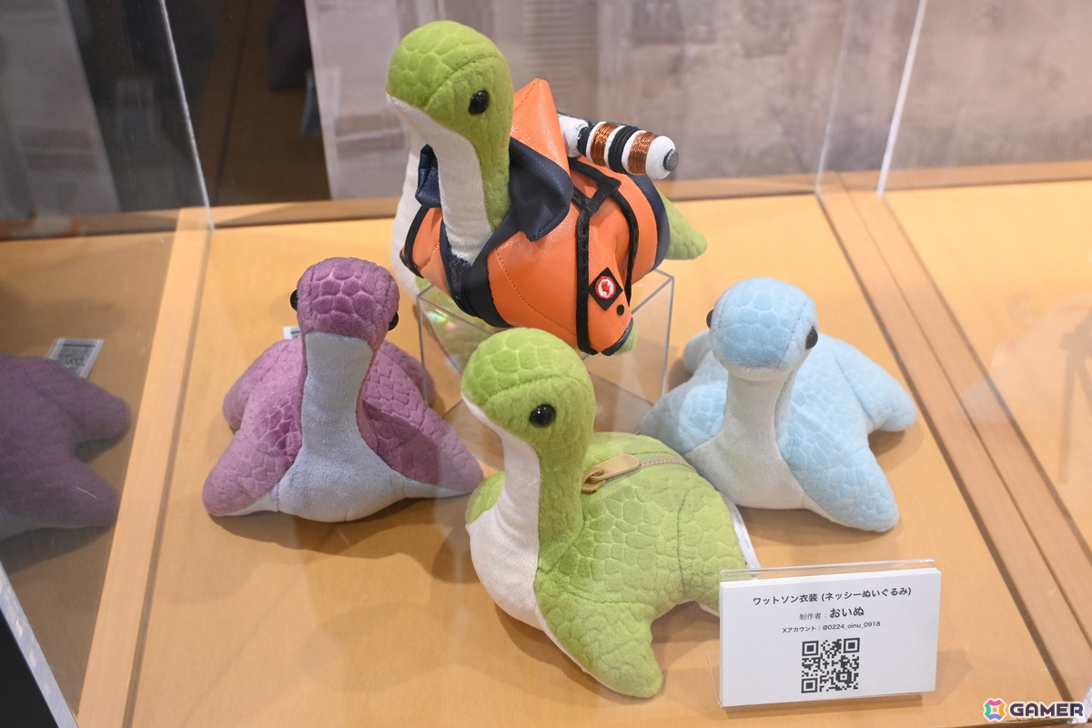 「Apex Legends Gallery ＋ POP UP STORE」内覧会でスパレジェや武器のレプリカ展示に興味津々！小さなサイズ感で可愛らしいネッシーのキーホルダーにも一目ぼれの画像