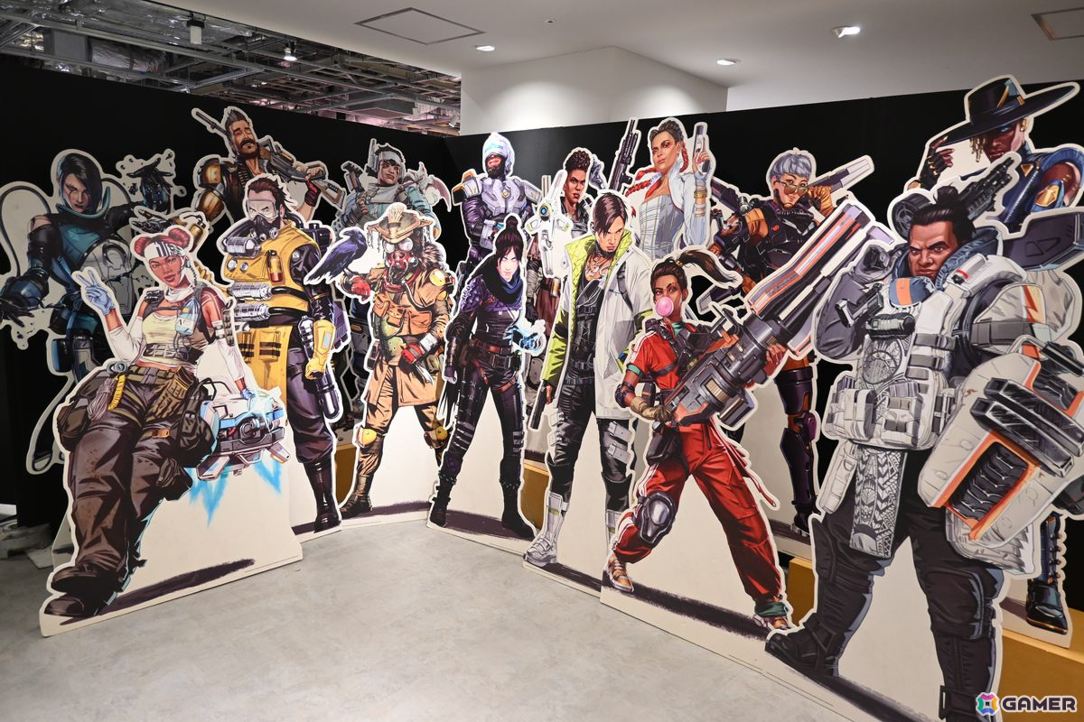 「Apex Legends Gallery ＋ POP UP STORE」内覧会でスパレジェや武器のレプリカ展示に興味津々！小さなサイズ感で可愛らしいネッシーのキーホルダーにも一目ぼれの画像