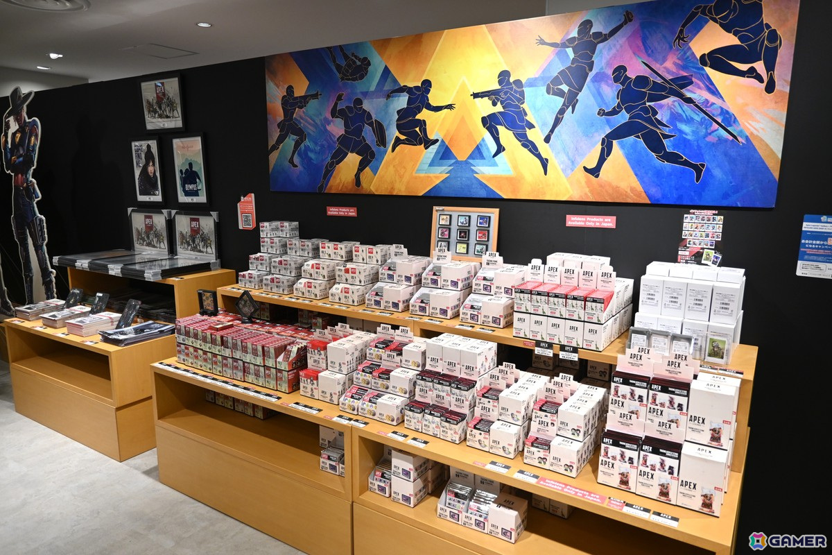 「Apex Legends Gallery ＋ POP UP STORE」内覧会でスパレジェや武器のレプリカ展示に興味津々！小さなサイズ感で可愛らしいネッシーのキーホルダーにも一目ぼれの画像
