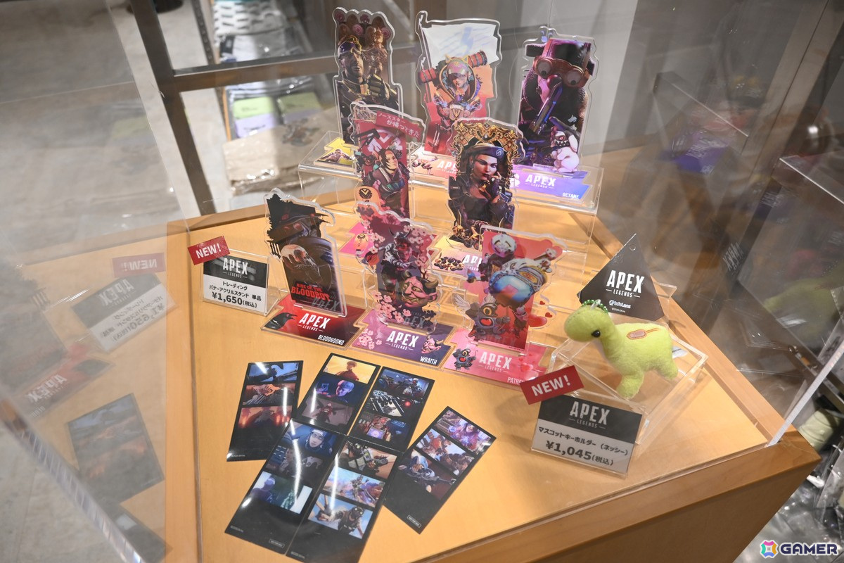 「Apex Legends Gallery ＋ POP UP STORE」内覧会でスパレジェや武器のレプリカ展示に興味津々！小さなサイズ感で可愛らしいネッシーのキーホルダーにも一目ぼれの画像