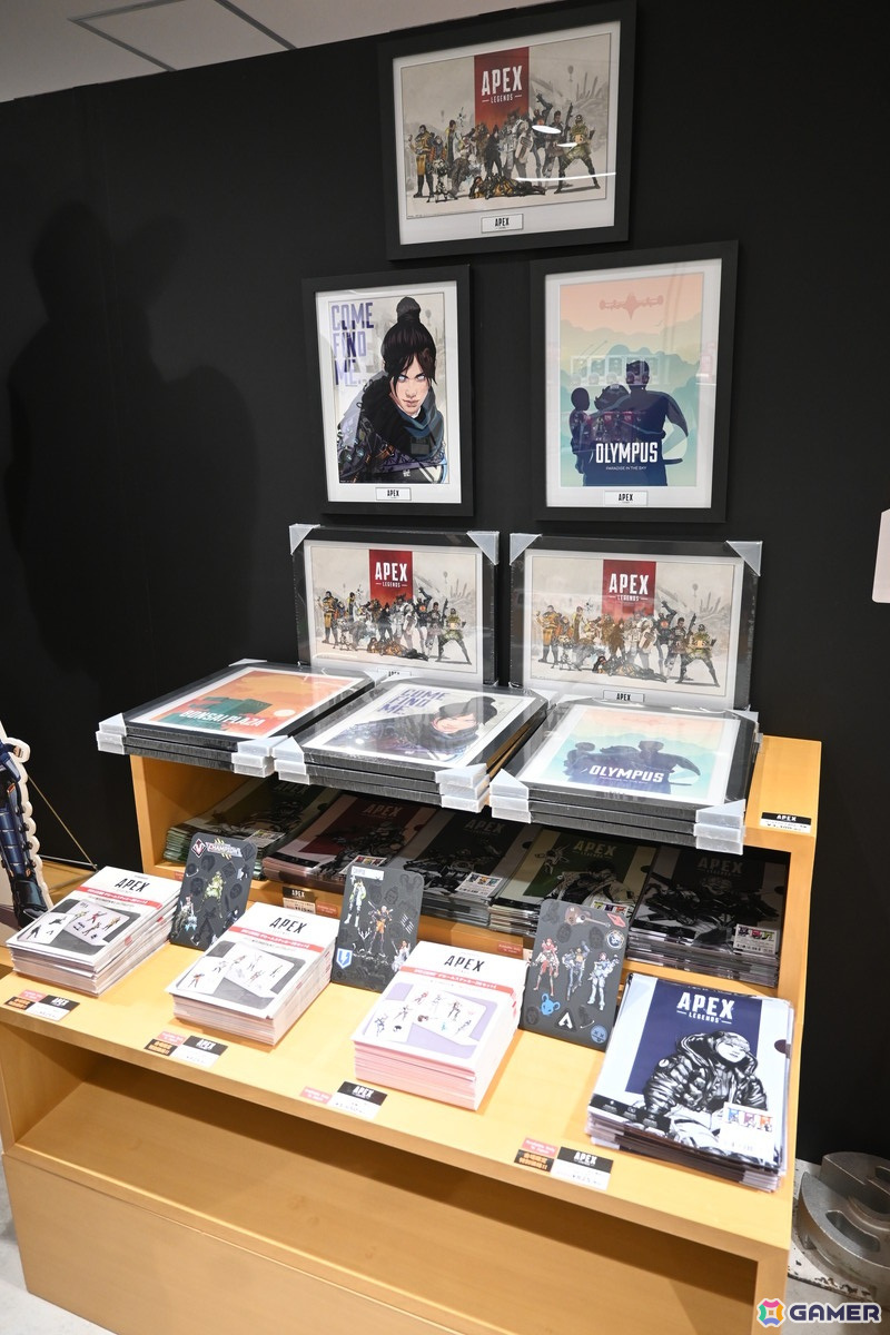 「Apex Legends Gallery ＋ POP UP STORE」内覧会でスパレジェや武器のレプリカ展示に興味津々！小さなサイズ感で可愛らしいネッシーのキーホルダーにも一目ぼれの画像26