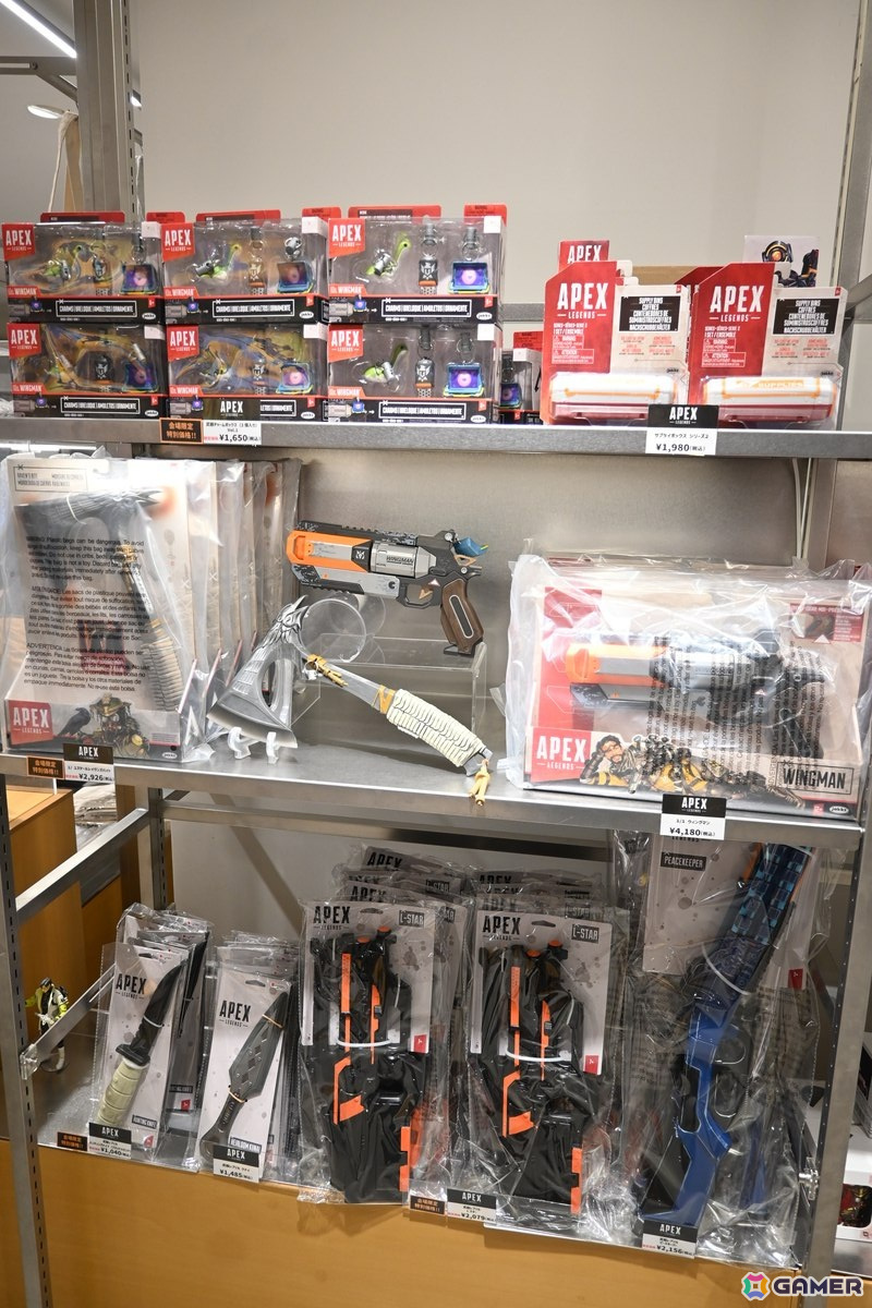 「Apex Legends Gallery ＋ POP UP STORE」内覧会でスパレジェや武器のレプリカ展示に興味津々！小さなサイズ感で可愛らしいネッシーのキーホルダーにも一目ぼれの画像28