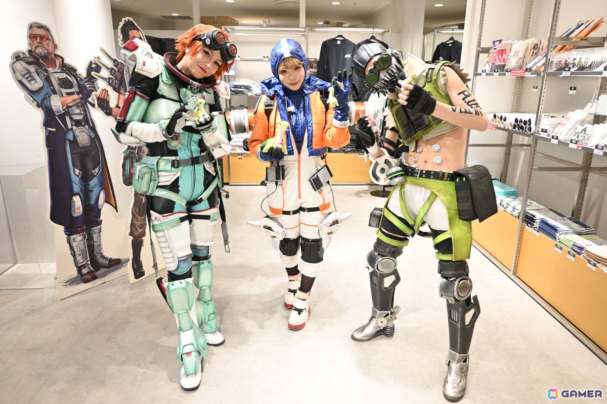 内覧会にはコスプレイヤーのKUREHAさん(ホライゾン)、kipiさん(ワットソン)、きょへさん(オクタン)も参加