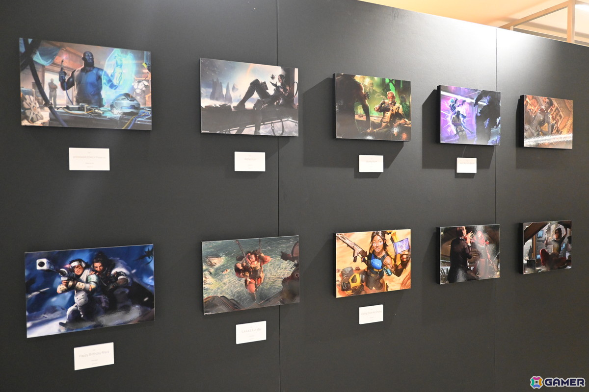 「Apex Legends Gallery + POP UP STORE」内覧会でスパレジェや武器のレプリカ展示に興味津々!小さなサイズ感で可愛らしいネッシーのキーホルダーにも一目ぼれの画像