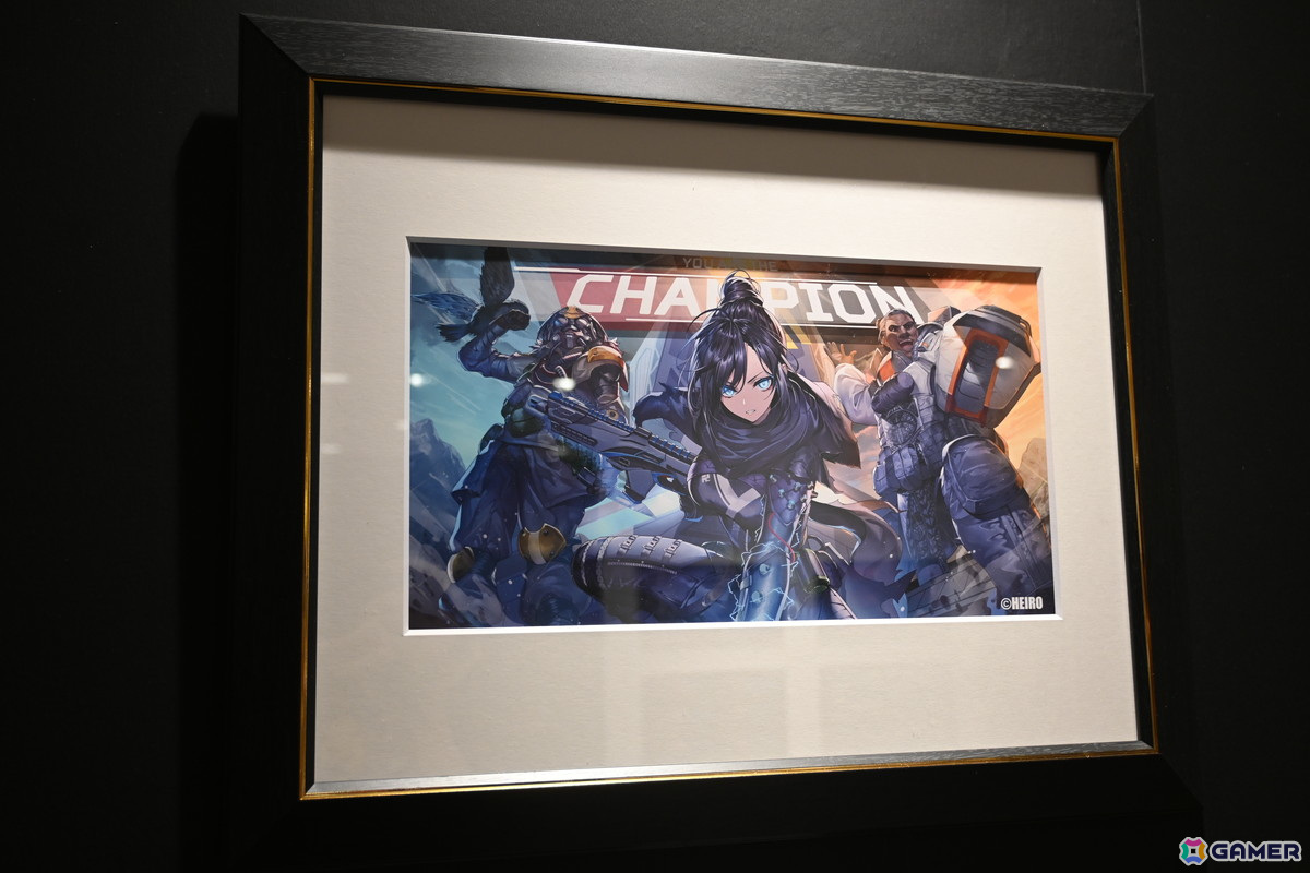 「Apex Legends Gallery + POP UP STORE」内覧会でスパレジェや武器のレプリカ展示に興味津々!小さなサイズ感で可愛らしいネッシーのキーホルダーにも一目ぼれの画像