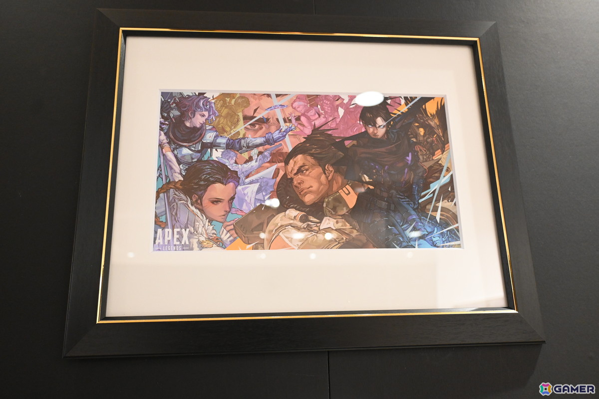 「Apex Legends Gallery + POP UP STORE」内覧会でスパレジェや武器のレプリカ展示に興味津々!小さなサイズ感で可愛らしいネッシーのキーホルダーにも一目ぼれの画像