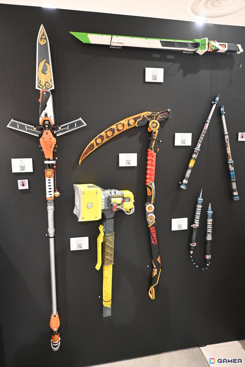 「Apex Legends Gallery ＋ POP UP STORE」内覧会でスパレジェや武器のレプリカ展示に興味津々！小さなサイズ感で可愛らしいネッシーのキーホルダーにも一目ぼれの画像