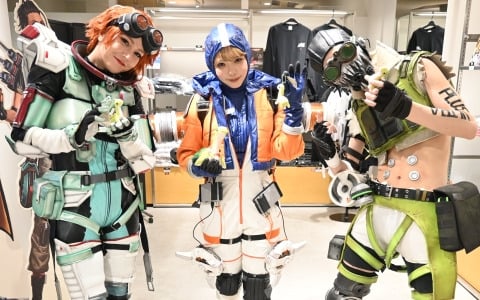 「Apex Legends Gallery ＋ POP UP STORE」内覧会でスパレジェや武器のレプリカ展示に興味津々！小さなサイズ感で可愛らしいネッシーのキーホルダーにも一目ぼれの画像
