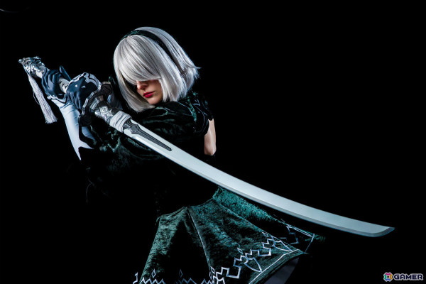 「NieR:Automata」の剣「白の契約」が1/1スケールのスマート・トイとなって登場！動きと連動する音と光で世界観を演出、2Bのボイスも搭載の画像1