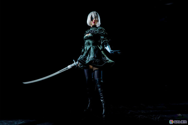 「NieR:Automata」の剣「白の契約」が1/1スケールのスマート・トイとなって登場！動きと連動する音と光で世界観を演出、2Bのボイスも搭載の画像7