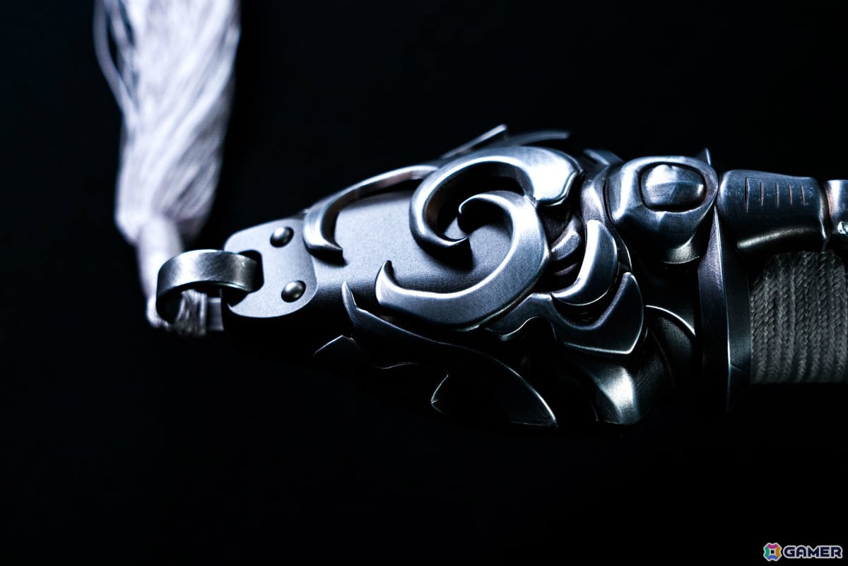 細部の造形まで再現した柄頭（つかがしら）