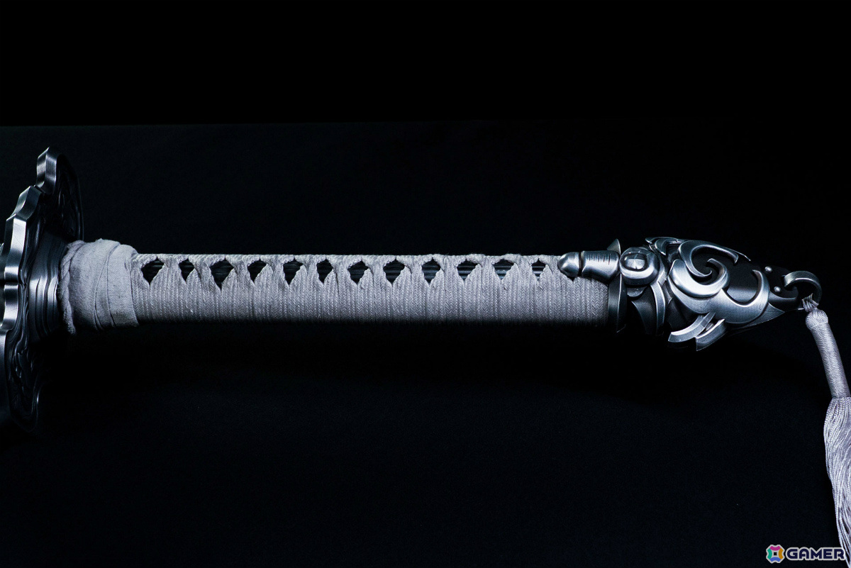 柄巻は組紐を採用し、ウェザリング加工を施してリアルな質感を再現